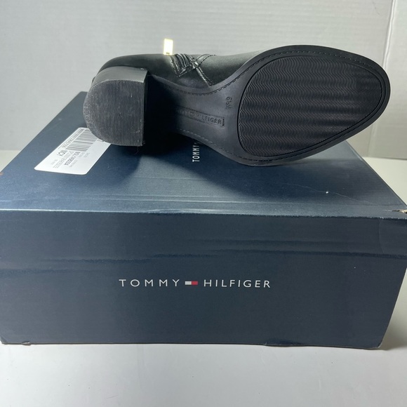 Daciee Bootie (Women)
Tommy Hilfiger - Picture 8 of 9